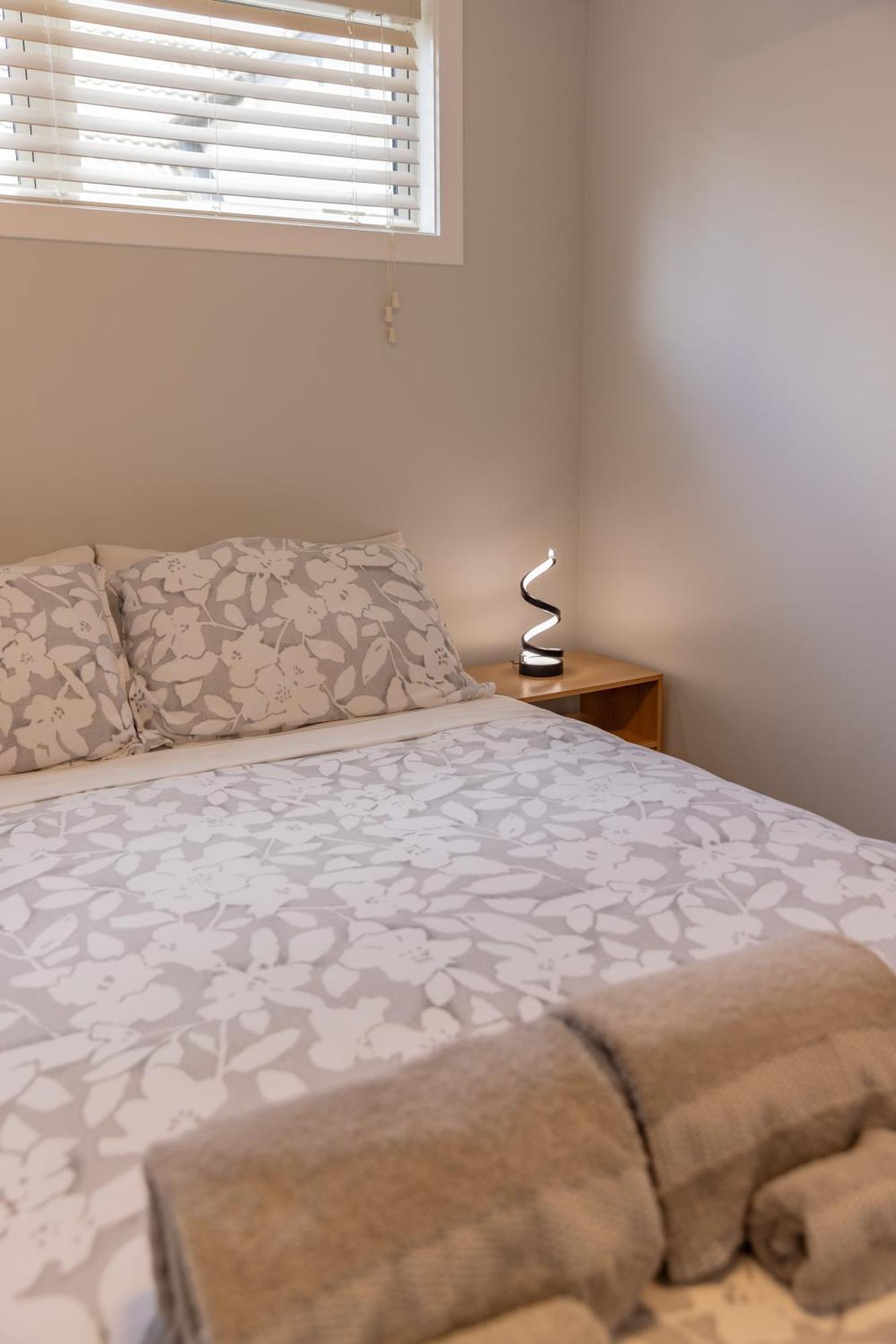 Back Garden Flat With Free On Street Parking And Fiber Wifi - 15 Mins To Ferry, Stadium, Cbd Wellington Extérieur photo