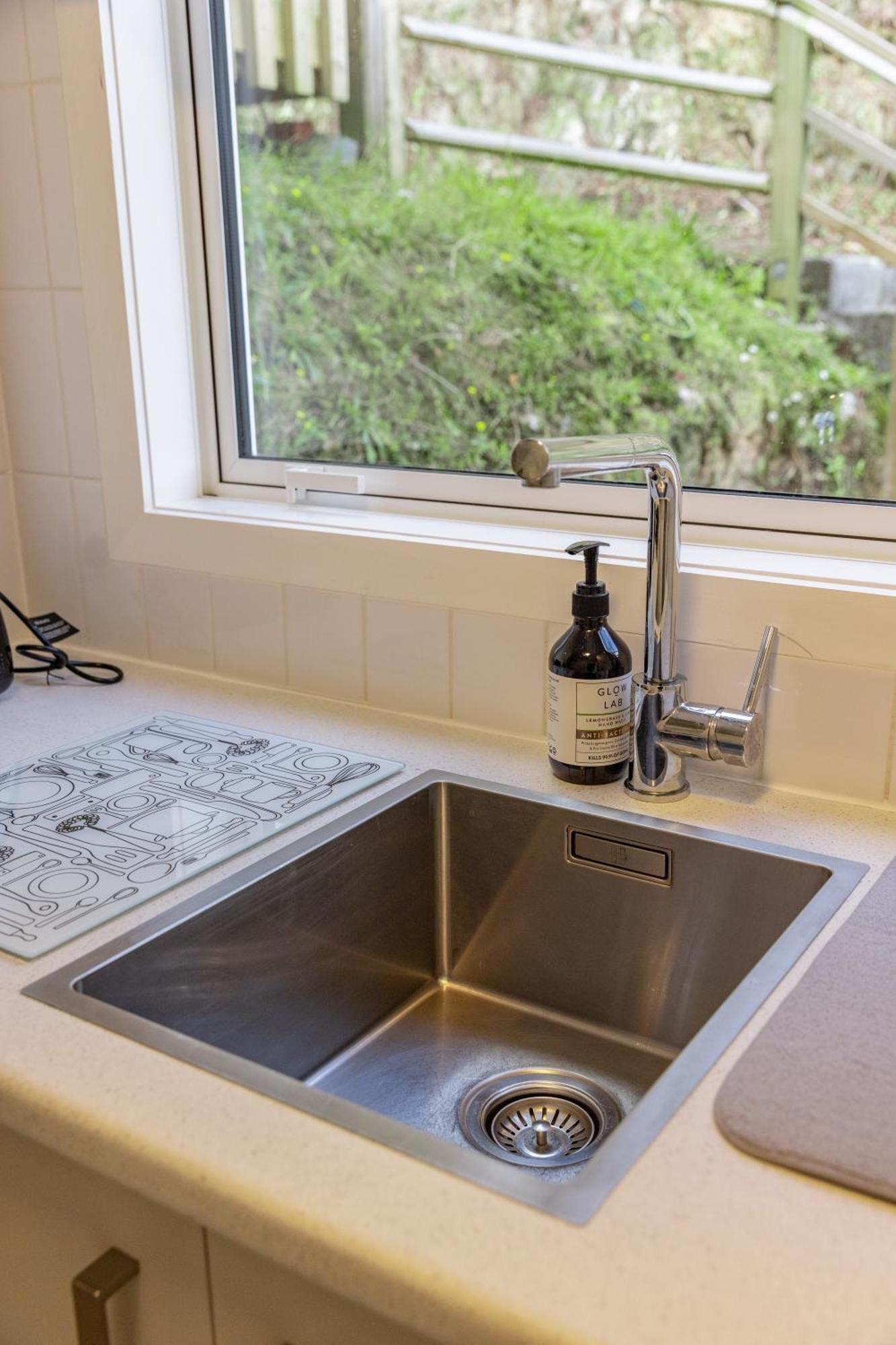Back Garden Flat With Free On Street Parking And Fiber Wifi - 15 Mins To Ferry, Stadium, Cbd Wellington Extérieur photo